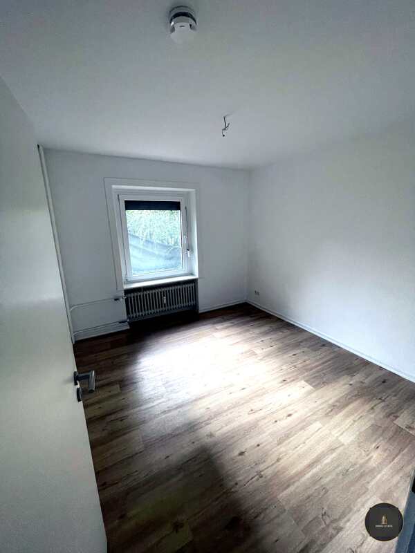 Musteraufnahme der bereits vermieteten Erdgeschosswohnung OSS19: helles Zimmer; nicht die angebotene Wohnung im 1. Obergeschoss.