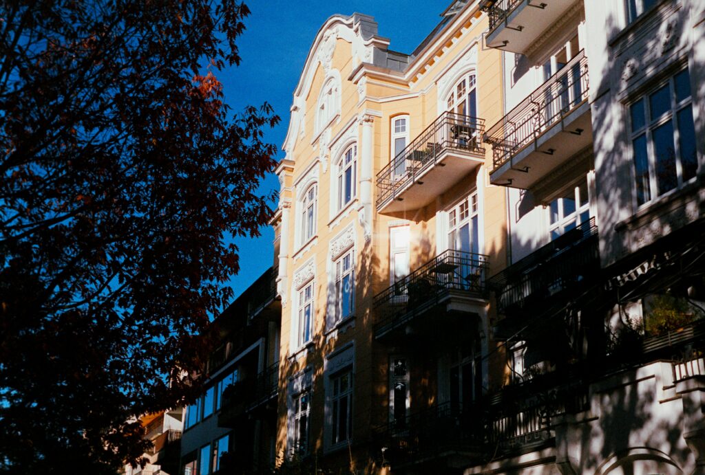 Gründerzeitfassade in Hamburg-Eppendorf im Sonnenlicht