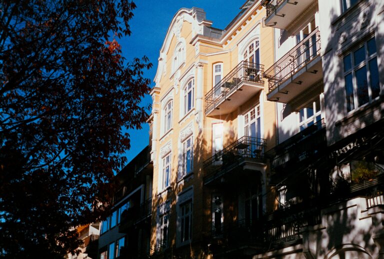 Gründerzeitfassade in Hamburg-Eppendorf im Sonnenlicht