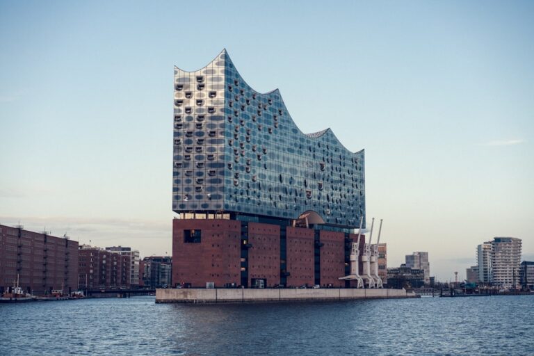 Moderne Architektur am Wasser in Hamburg als Symbol für die Zukunft der Immobilienverwaltung