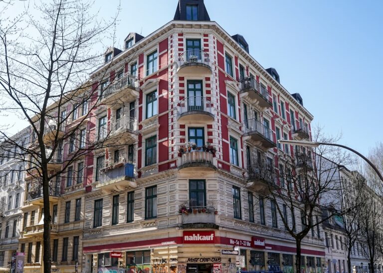 Hamburger Mehrfamilienhaus vor blauem Himmel – Symbolbild zum Mietenspiegel 2025
