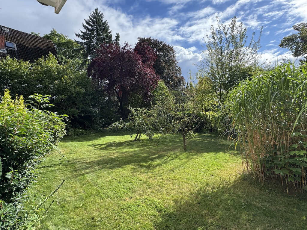 Großzügige begrünte Gartenfläche auf dem Grundstück