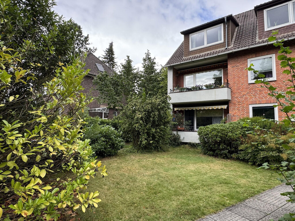 Gartenseitige Backsteinfassade mit Balkon