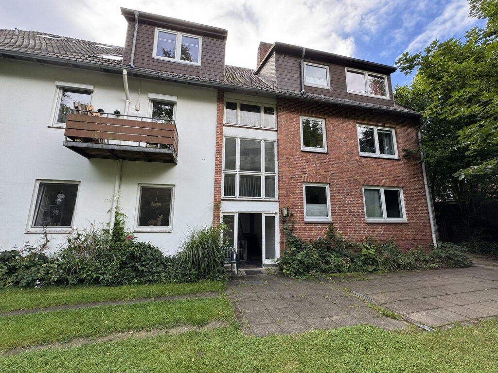 Rückwärtige Fassade mit Balkon und Hauseingang