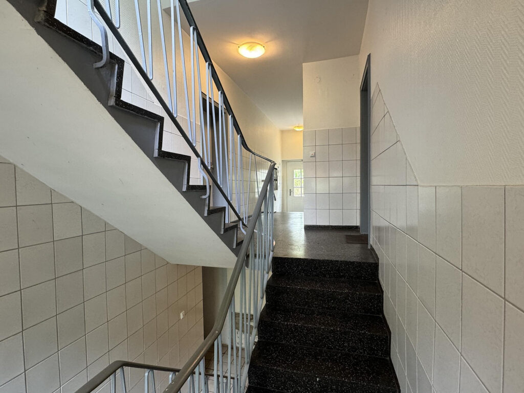Gemeinschaftliches Treppenhaus des Mehrfamilienhauses